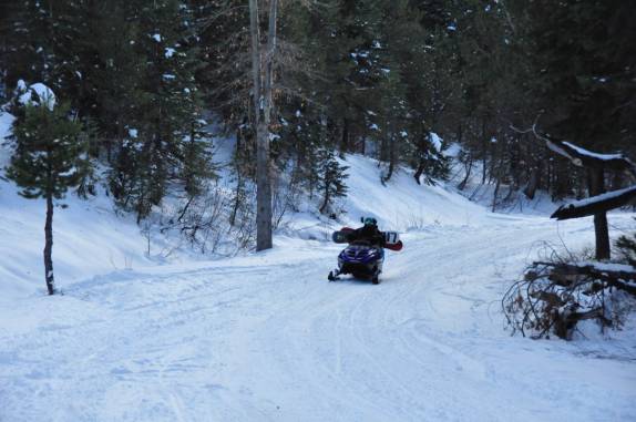 Veículo com esquis, próprio para a neve, na região do Lake Tahoe, na Califórnia, nos Estados Unidos